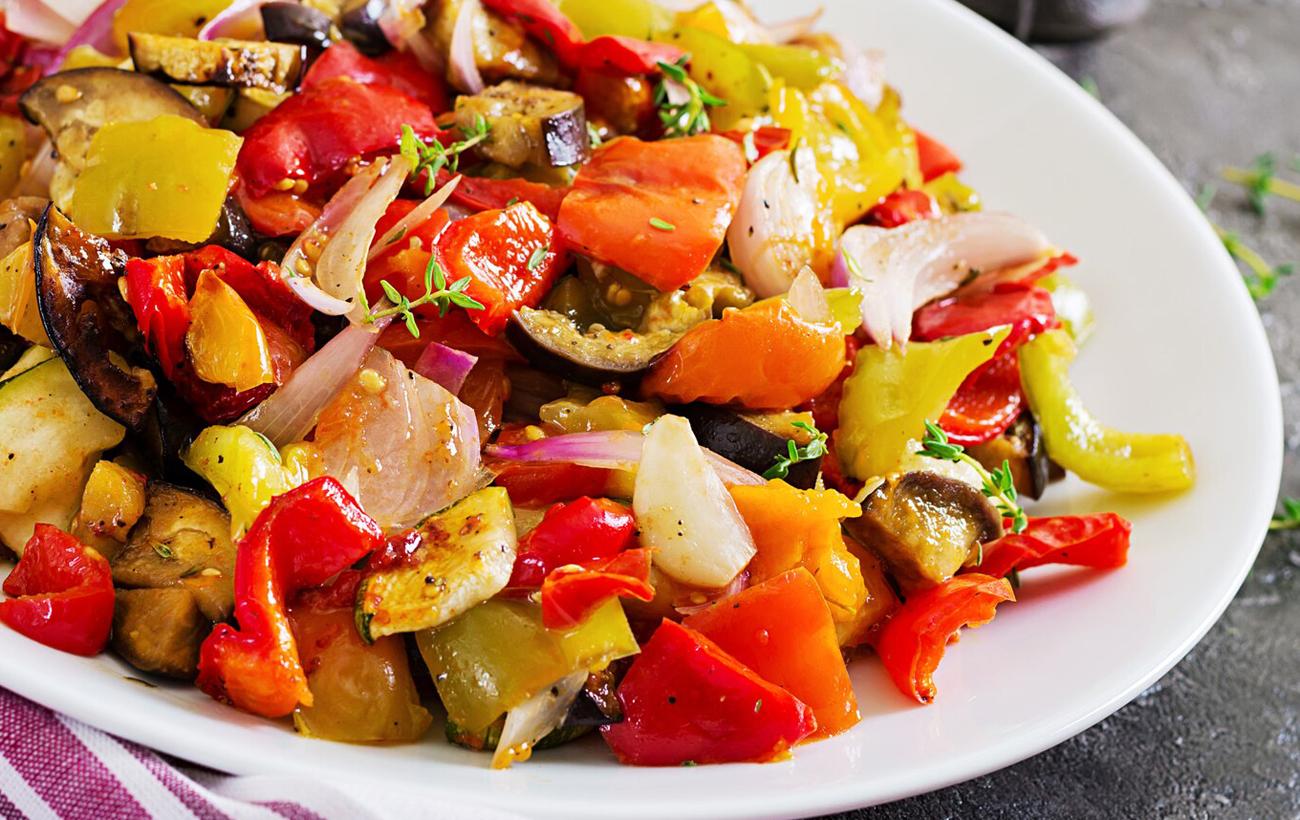 Полезно, легко и вкусно: 5 рецептов летних салатов с мясом и морепродуктами